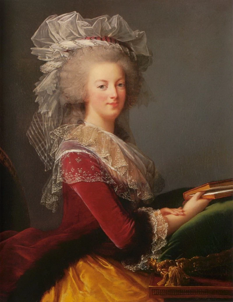 Maria Antonietta in abito cremisi con in mano un libro